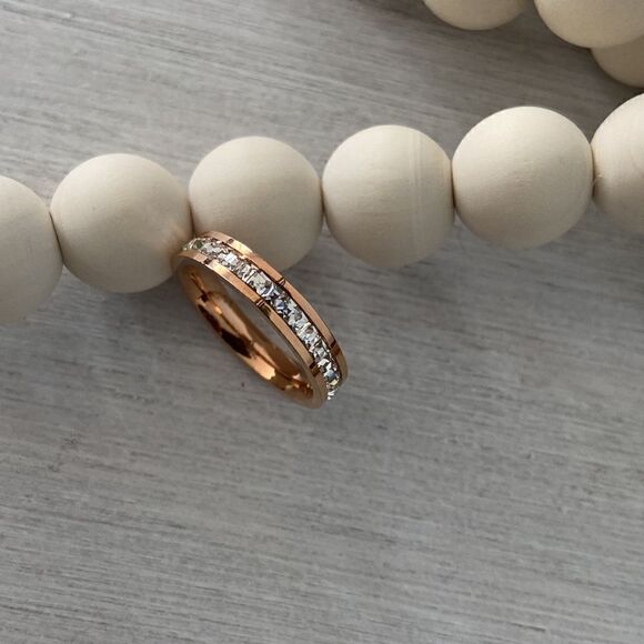 Cubic zirconia & goldtone band - Picture 1 of 3